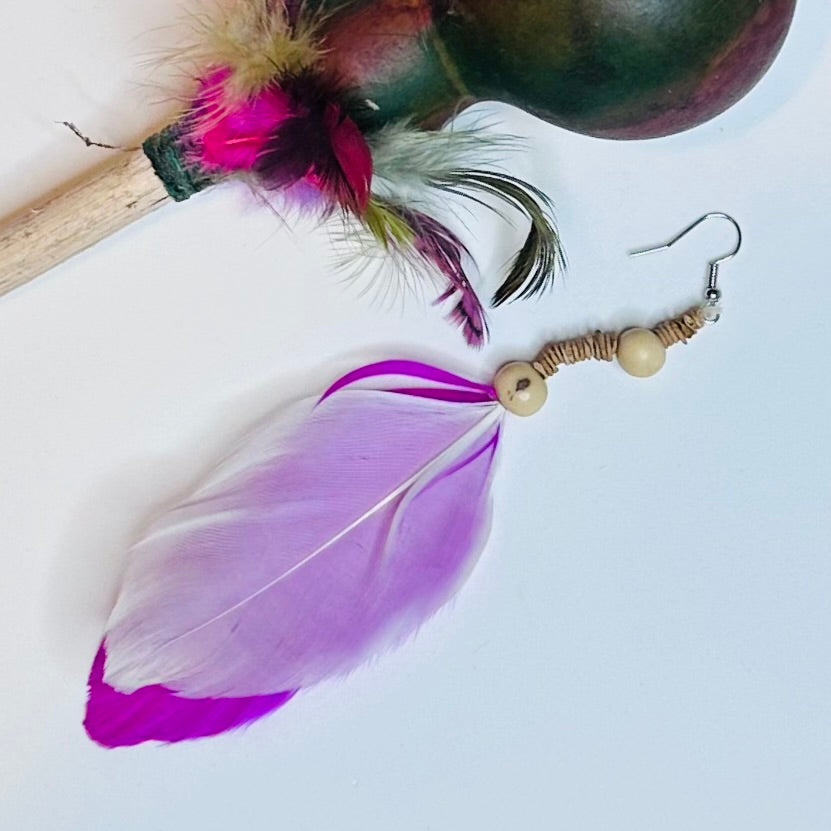 Pendientes Cabocla de una oreja: hechos a mano con plumas para una elegancia natural única