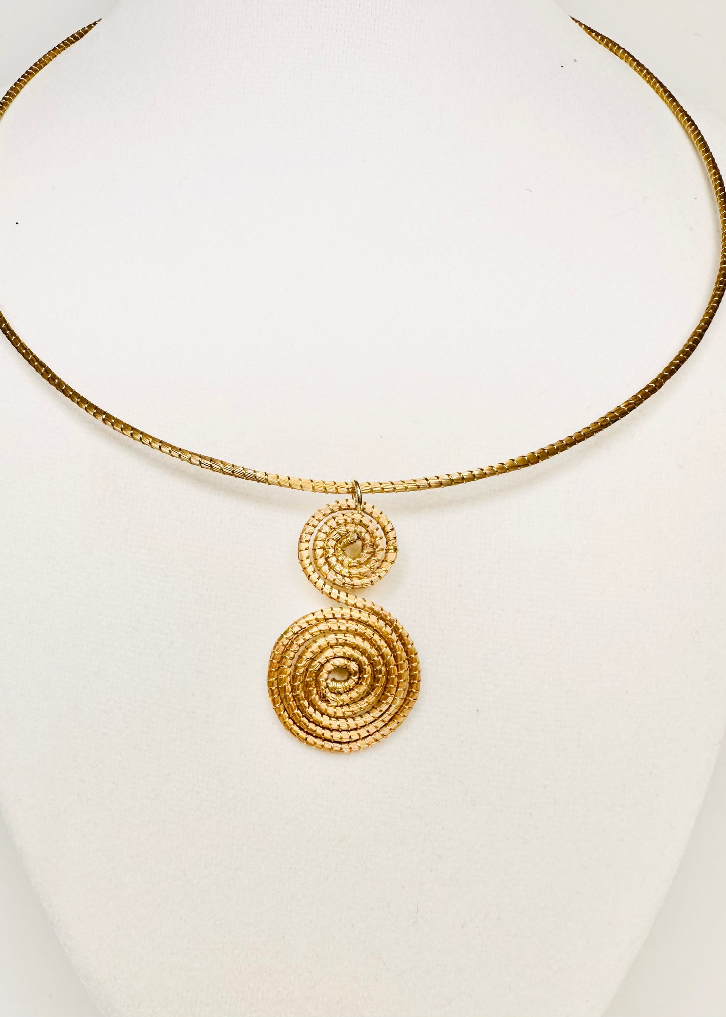 Golden Weave Set – Handwoven Golden Grass Jewelry by Quilombola Artisans | Sustainable Elegance-detail1