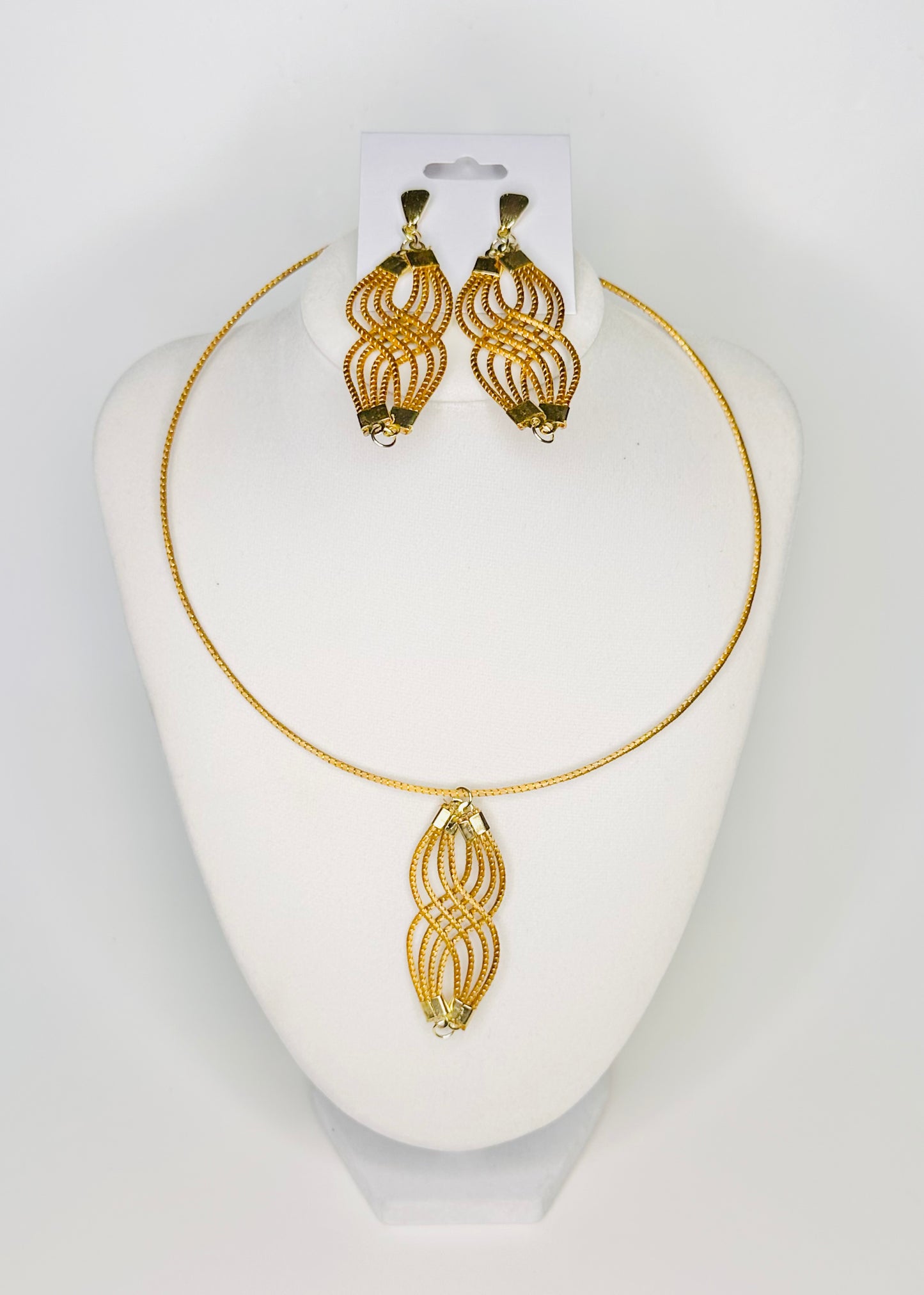 Golden grass round choker and earrings handmade by quilombola artisans in Brazil
