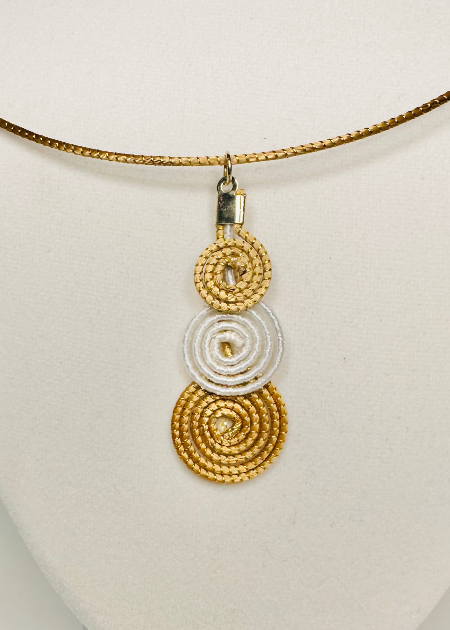 Luminous Roots Set – Handcrafted Golden Grass Round Choker & Earrings | Sustainable Elegance detail1