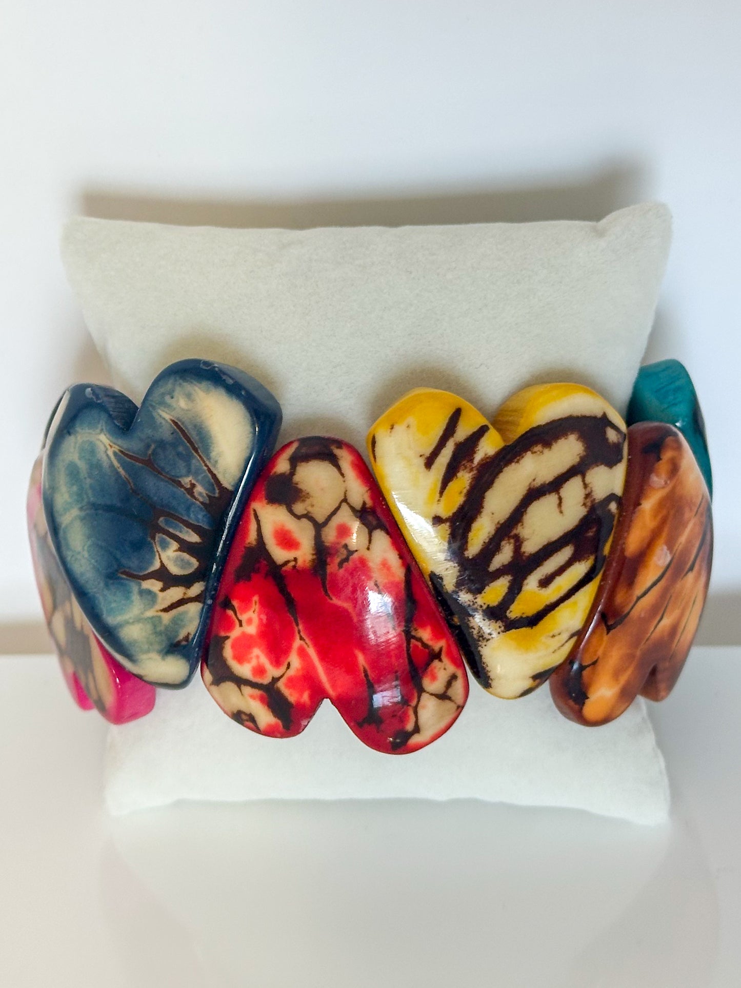 Multicolor dyed jarina seed stretch bracelet with natural patterns heart design