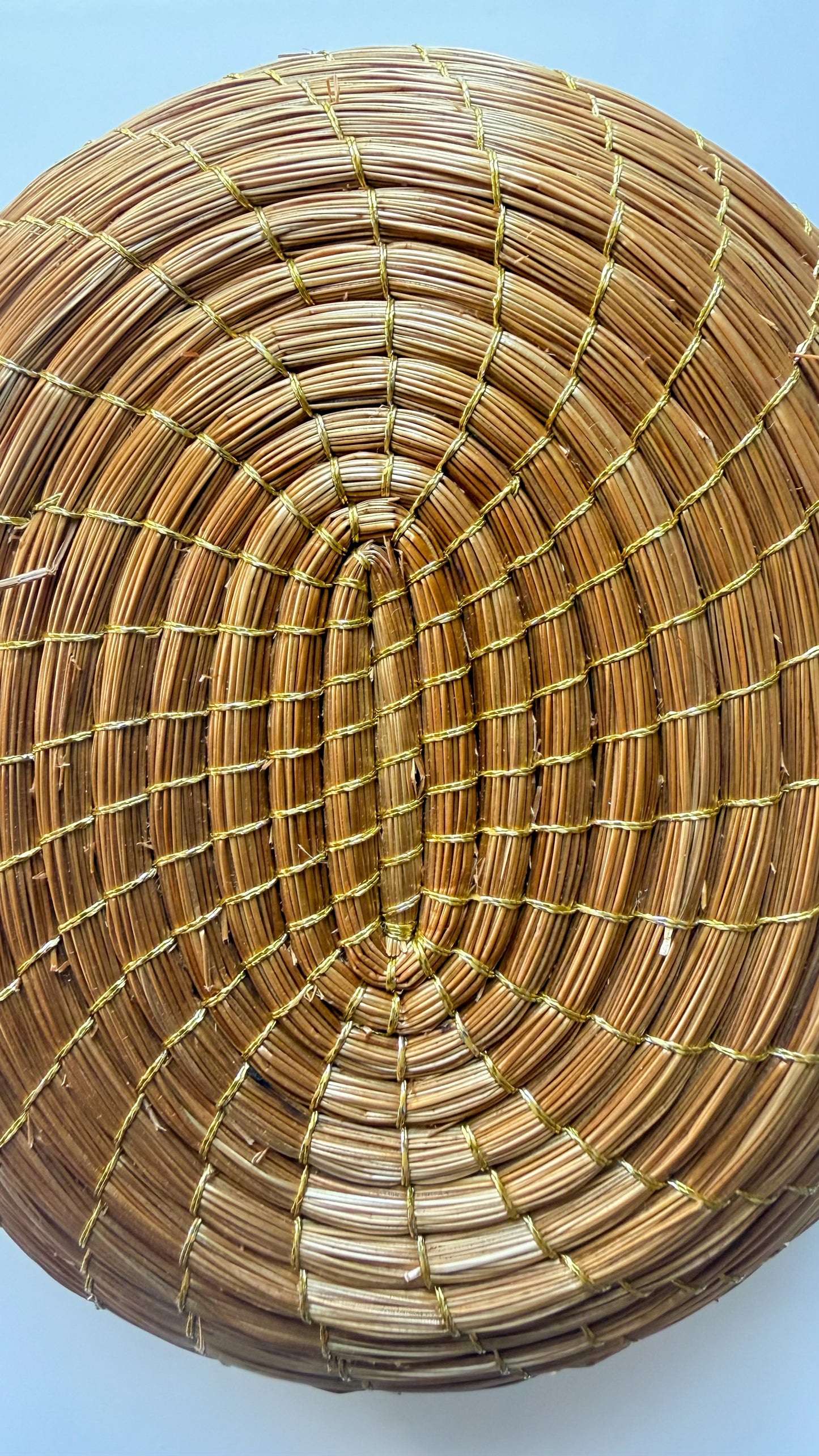 Capim Dourado Round Mini Pouch – Handwoven Golden Grass