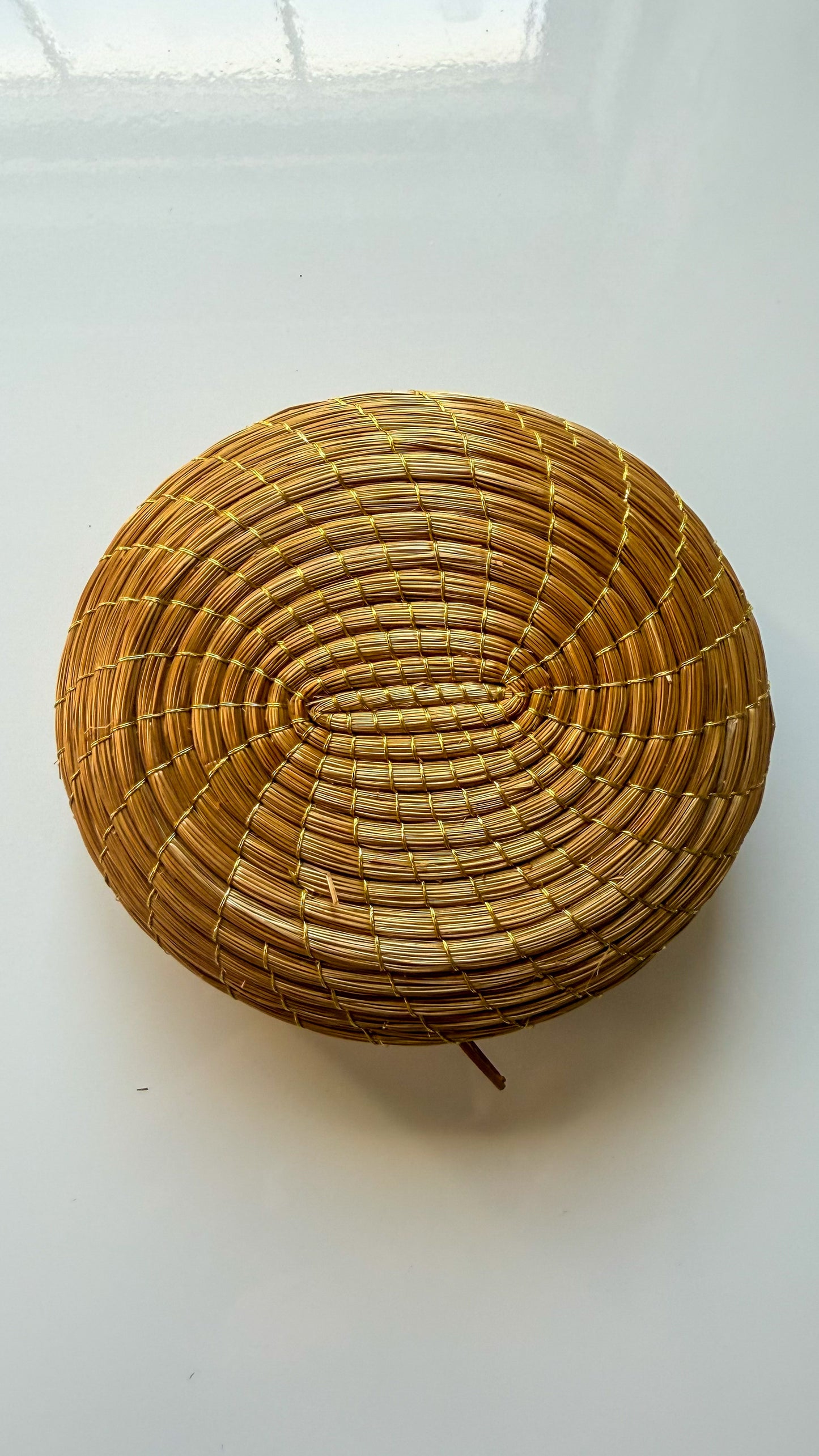 Capim Dourado Round Mini Pouch – Handwoven Golden Grass