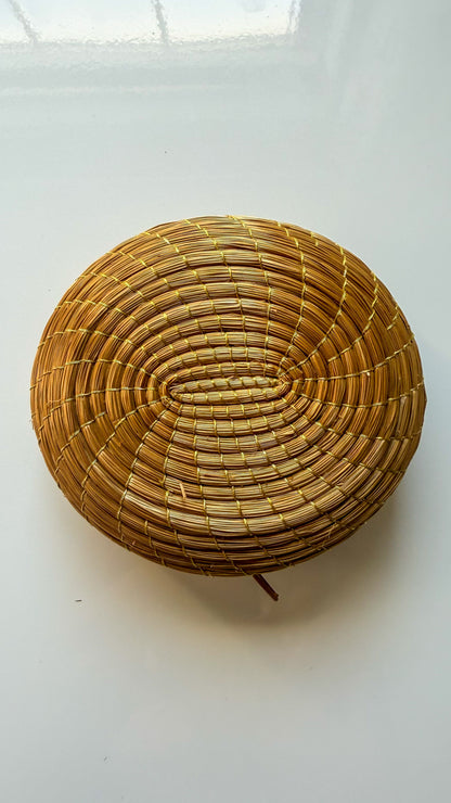 Capim Dourado Round Mini Pouch – Handwoven Golden Grass