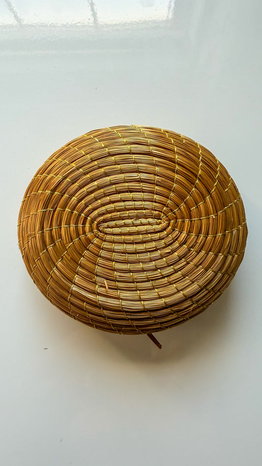 Capim Dourado Round Mini Pouch – Handwoven Golden Grass