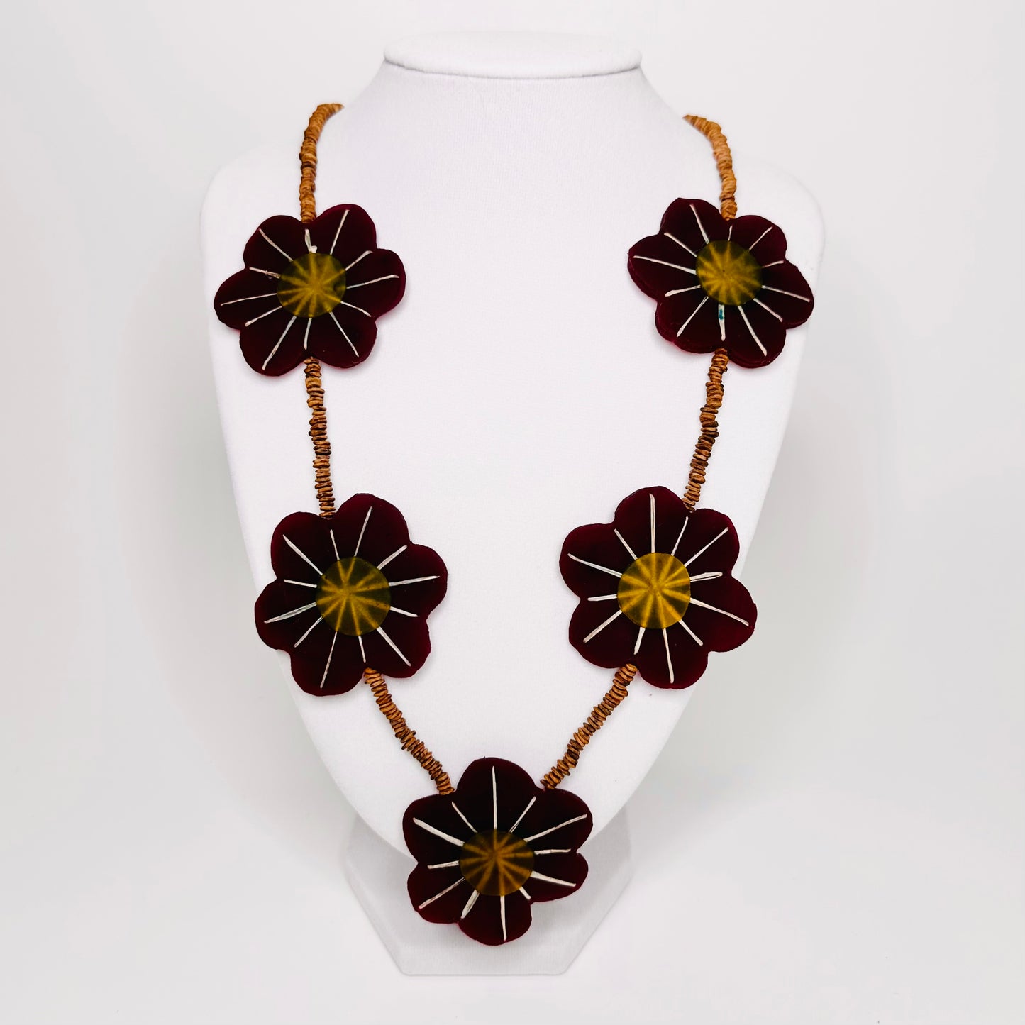 Bio handmade jewelry made of latex and morototó wood.