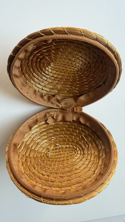 Capim Dourado Round Mini Pouch – Handwoven Golden Grass