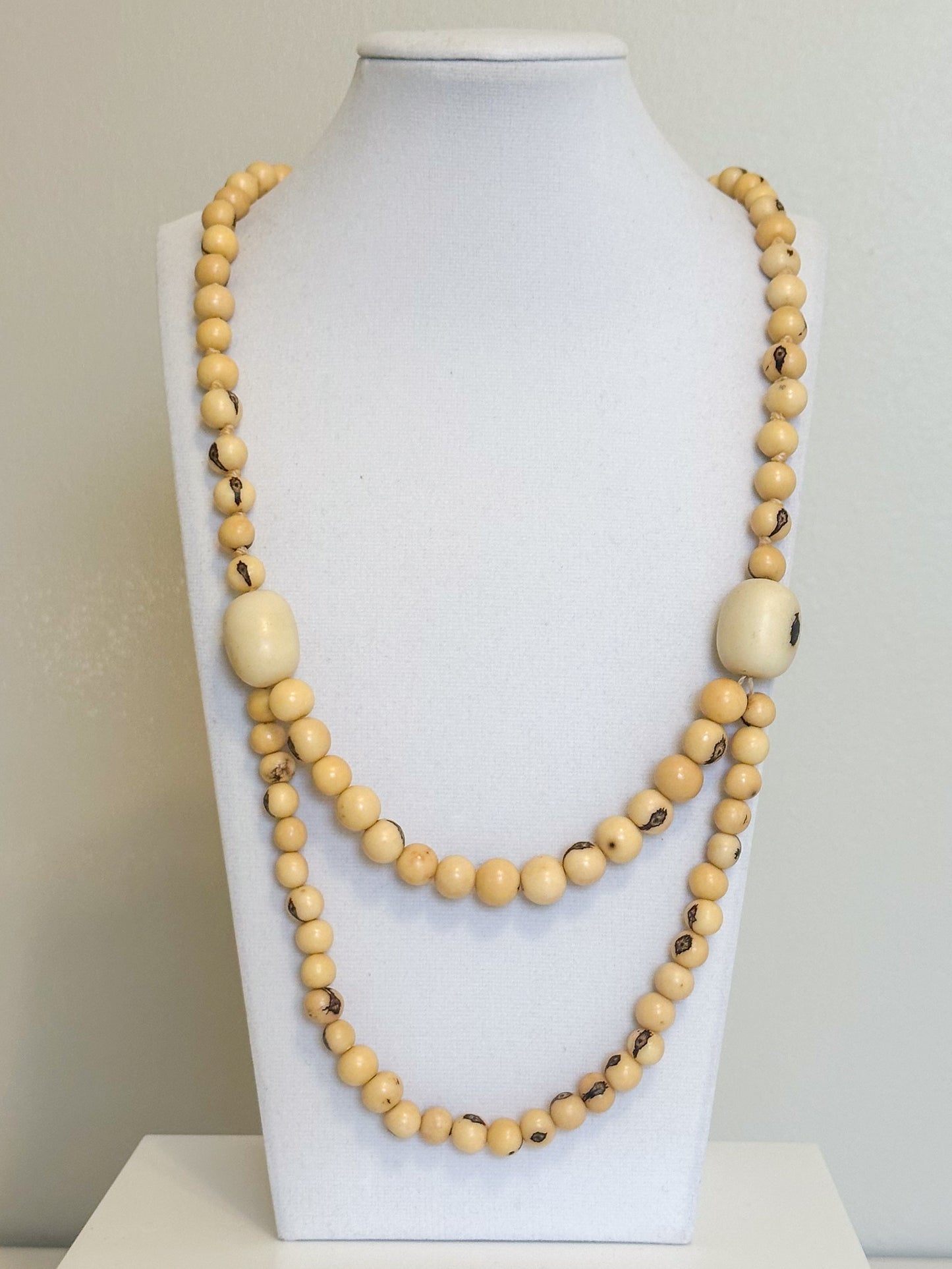 Açaí and paxiúba bead necklace handcrafted by Borari Indigenous Amazon community 