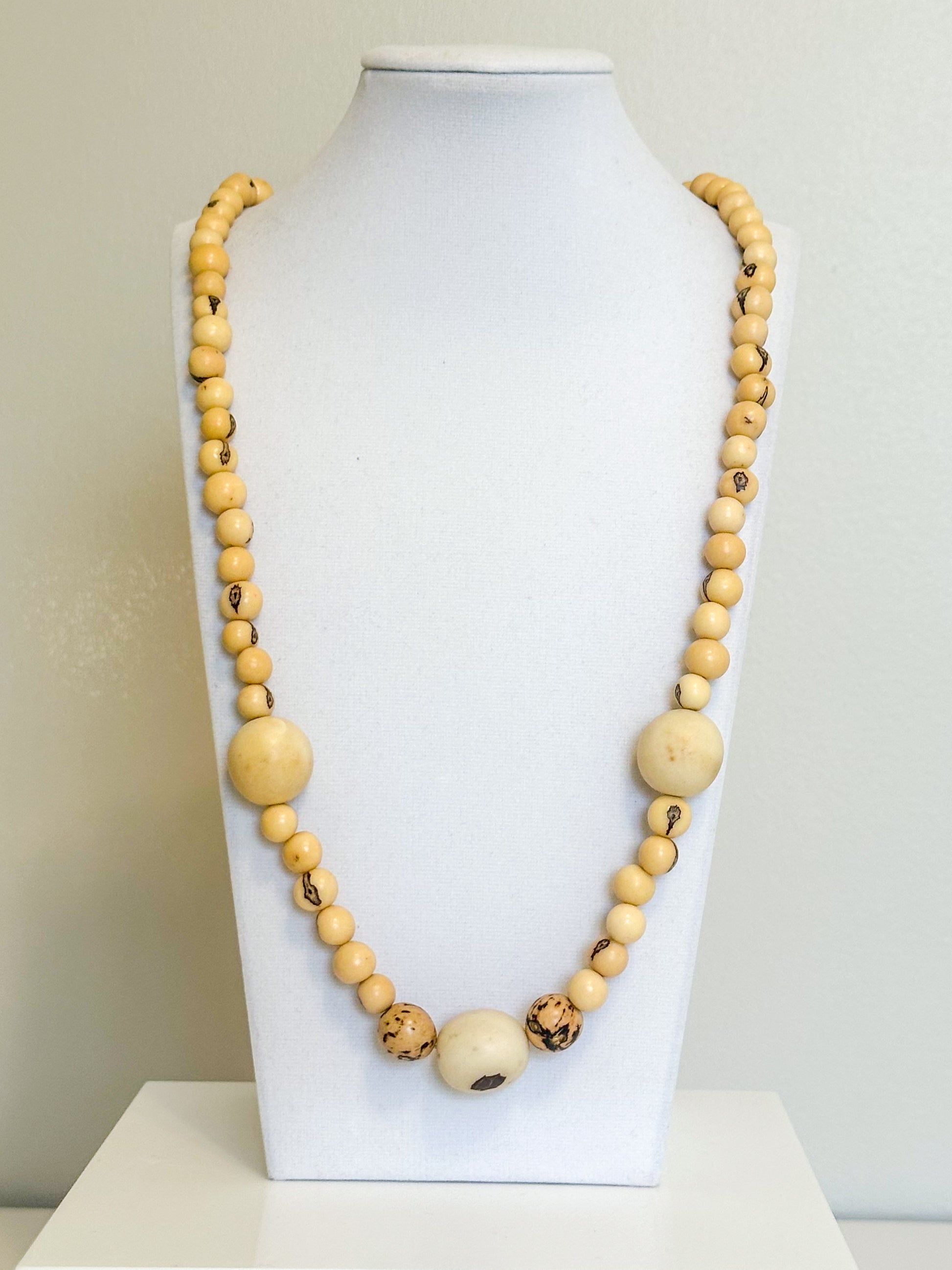 Açaí and paxiúba bead necklace handcrafted by an Indigenous Amazon community.