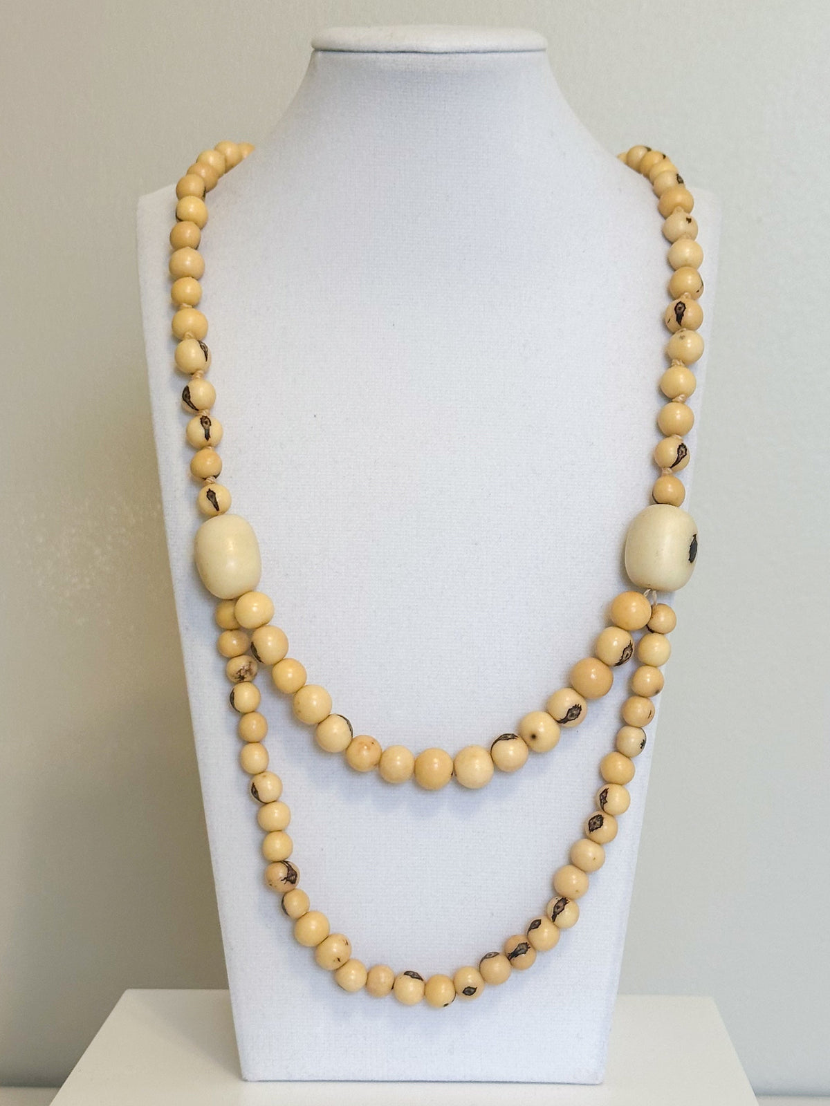 Açaí and paxiúba bead necklace handcrafted by Borari Indigenous Amazon community