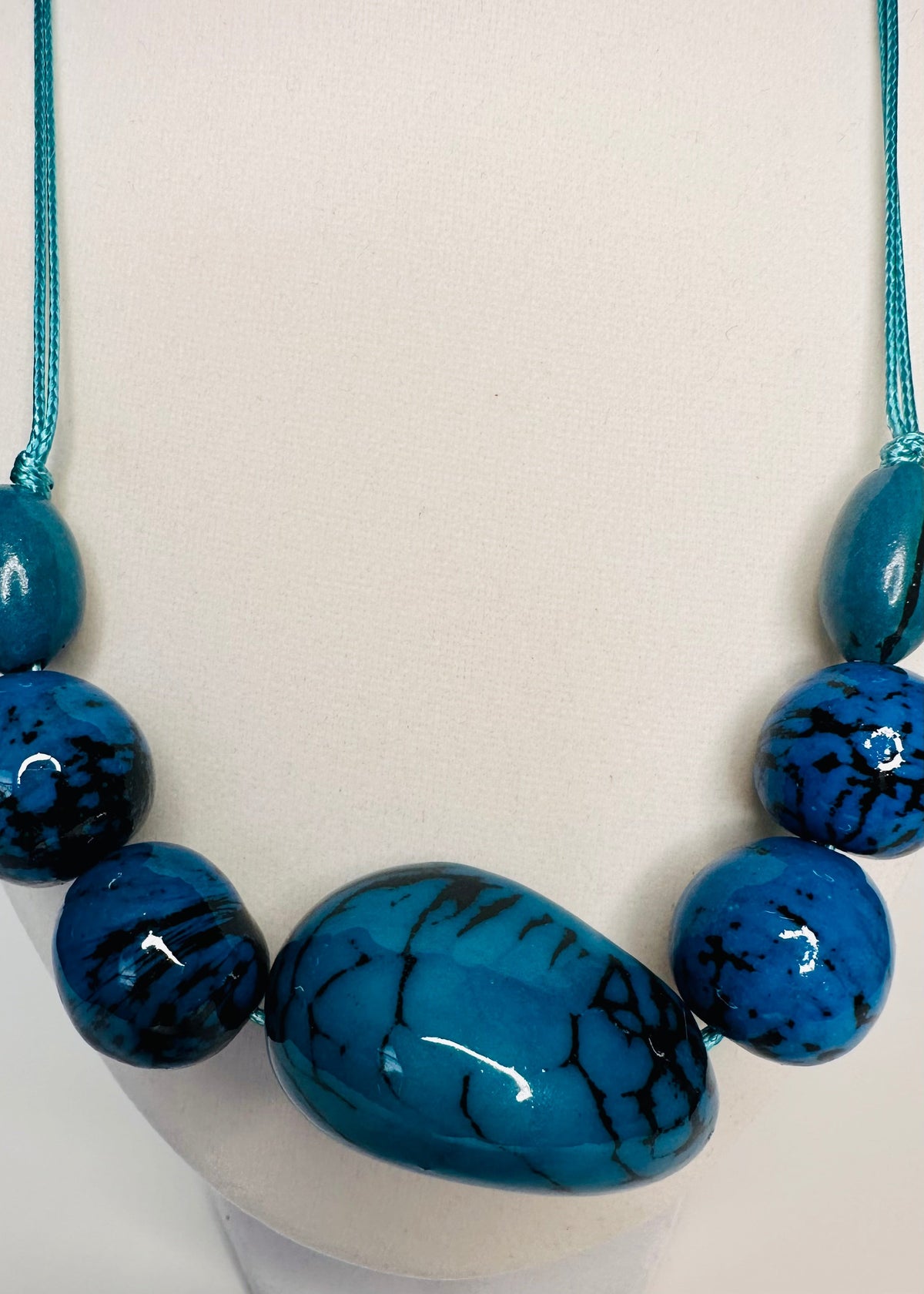 Vegetable ivory and paxiubão seed necklace detail