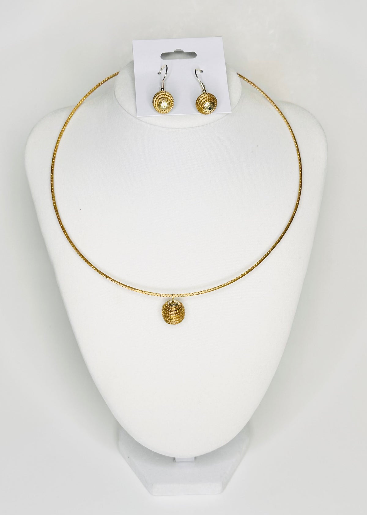 Golden grass choker and earrings set handcrafted by quilombola artisans