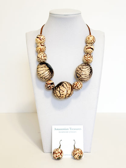 Beige jarina seed necklace and earrings with paxiúba beads.