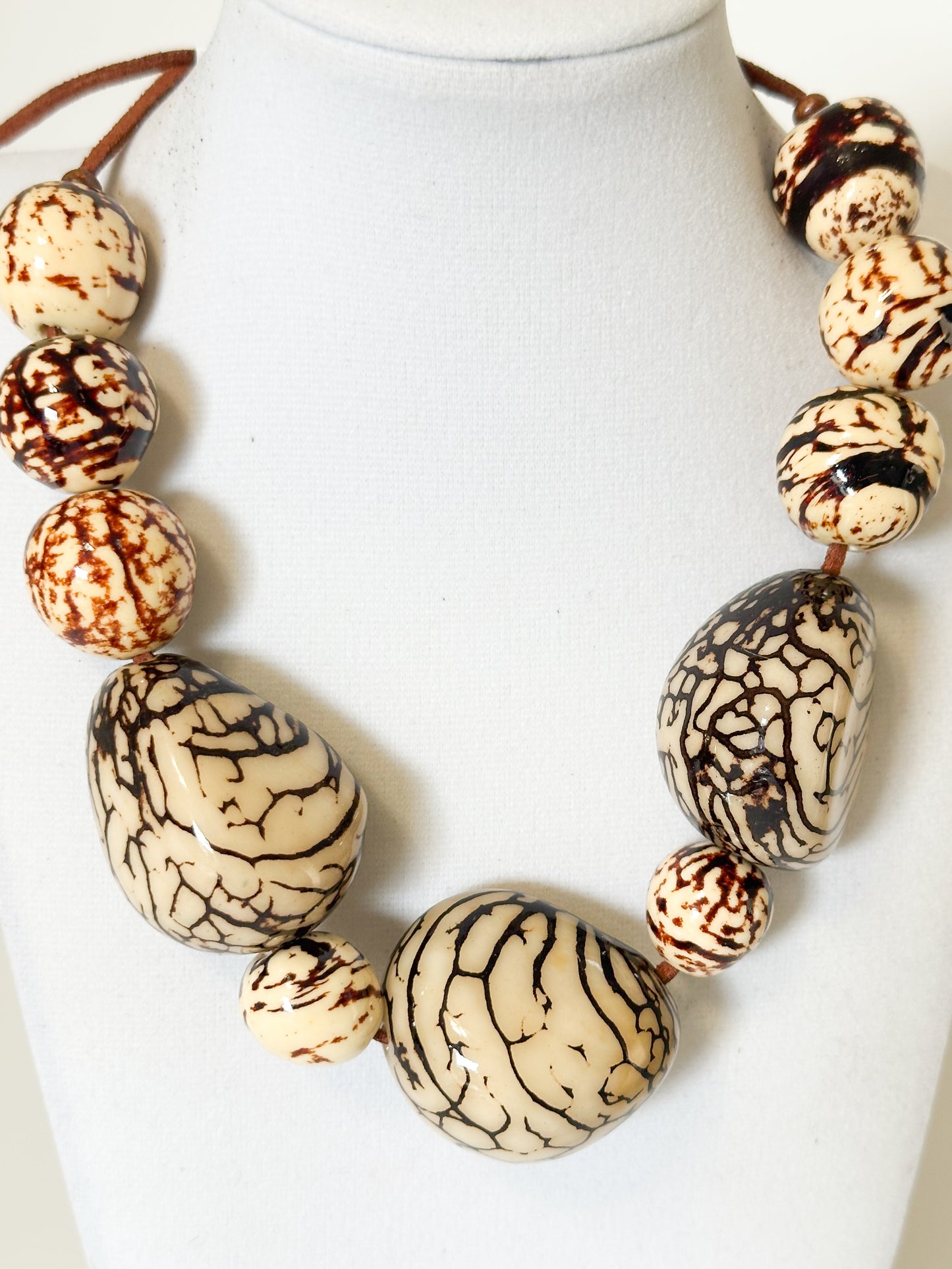 Close-up Beige jarina seed necklace with paxiúba beads.