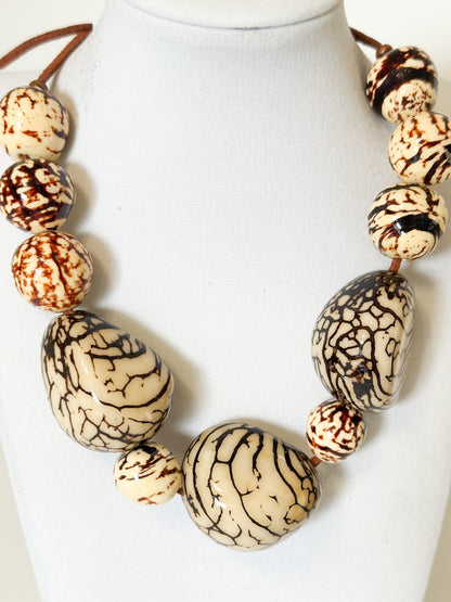 Close-up Beige jarina seed necklace with paxiúba beads.