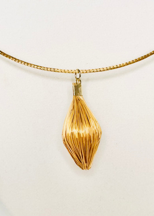 Elongated golden grass pendant woven from capim dourado