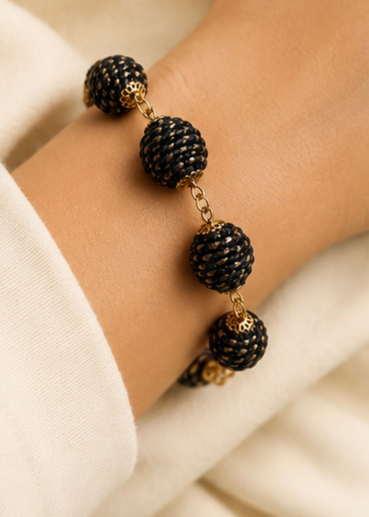 Black Golden Grass sphere bracelet and earrings handcrafted from Brazilian Capim Dourado