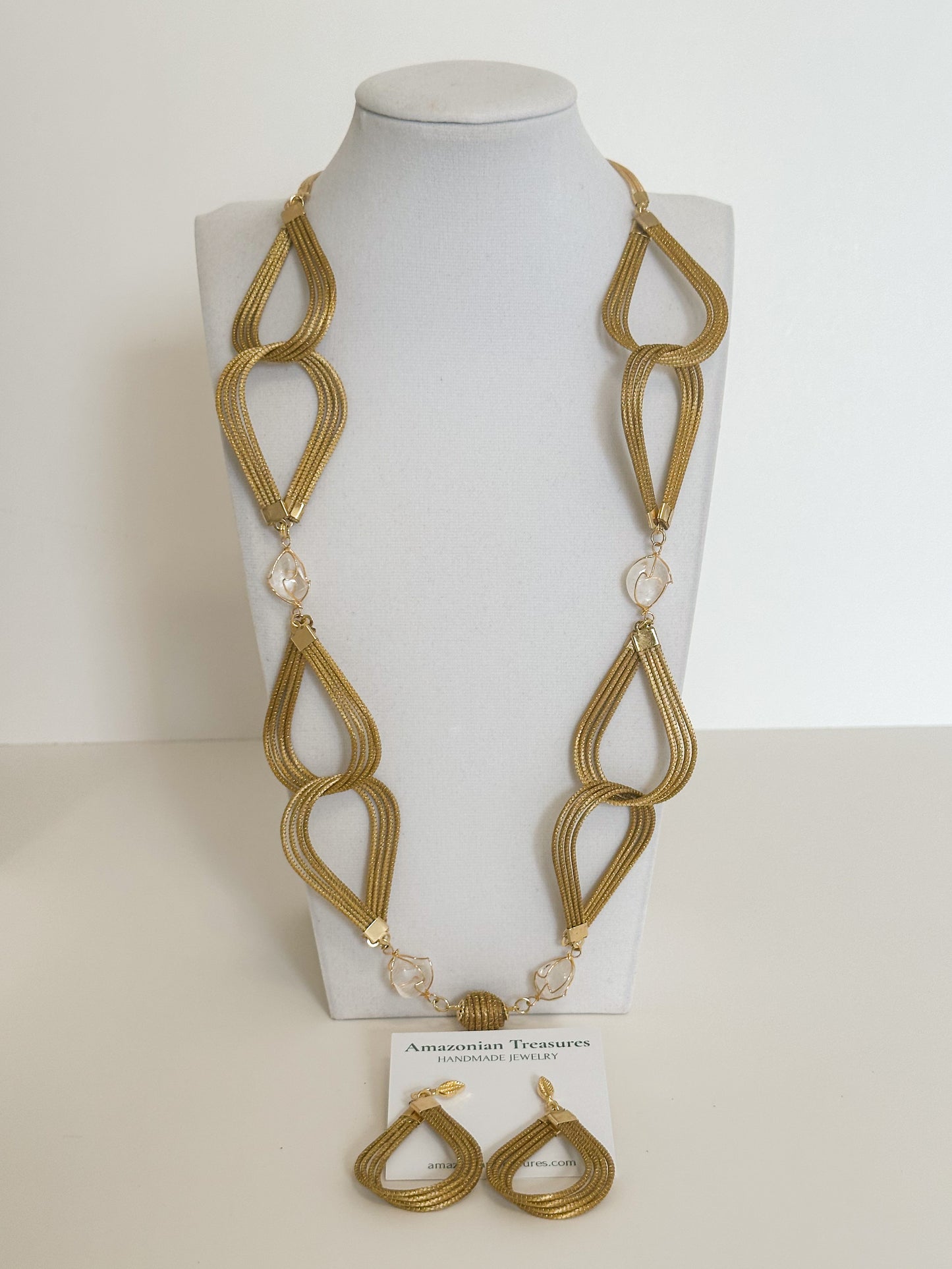 Golden Breeze capim dourado necklace and earrings set handcrafted with golden grass and white gemstone accent.
