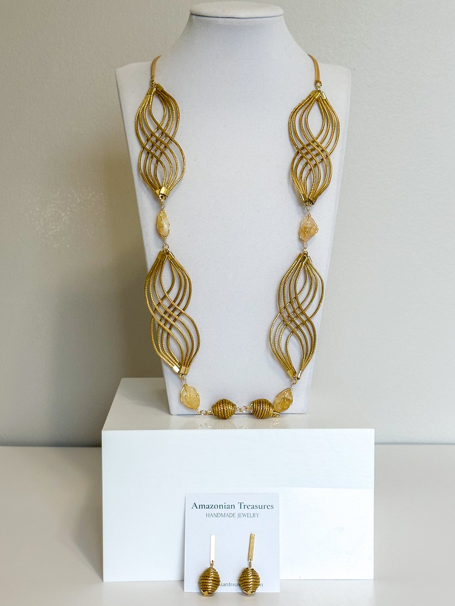 Golden Flow capim dourado necklace and earrings set handcrafted with golden grass and citrine gemstones.