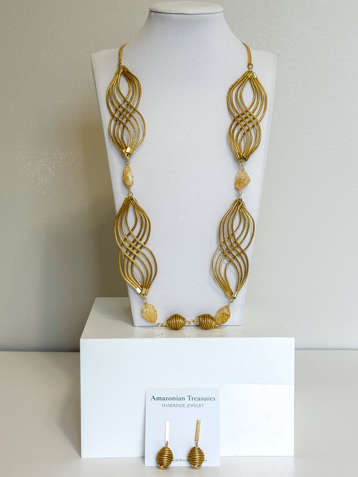 Golden Flow capim dourado necklace and earrings set handcrafted with golden grass and citrine gemstones.