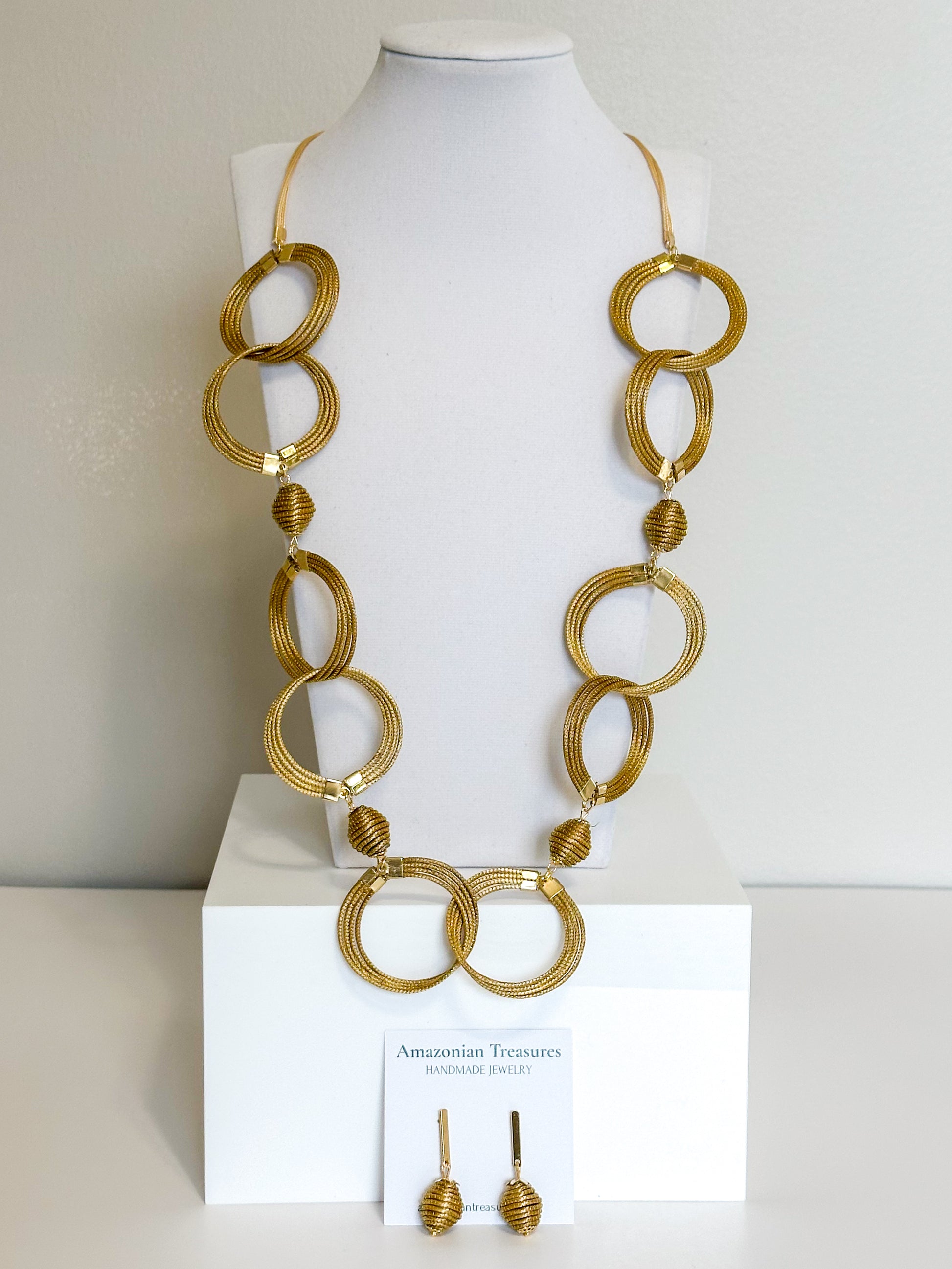 Golden Harmony capim dourado circle necklace and earrings set handcrafted with golden grass.