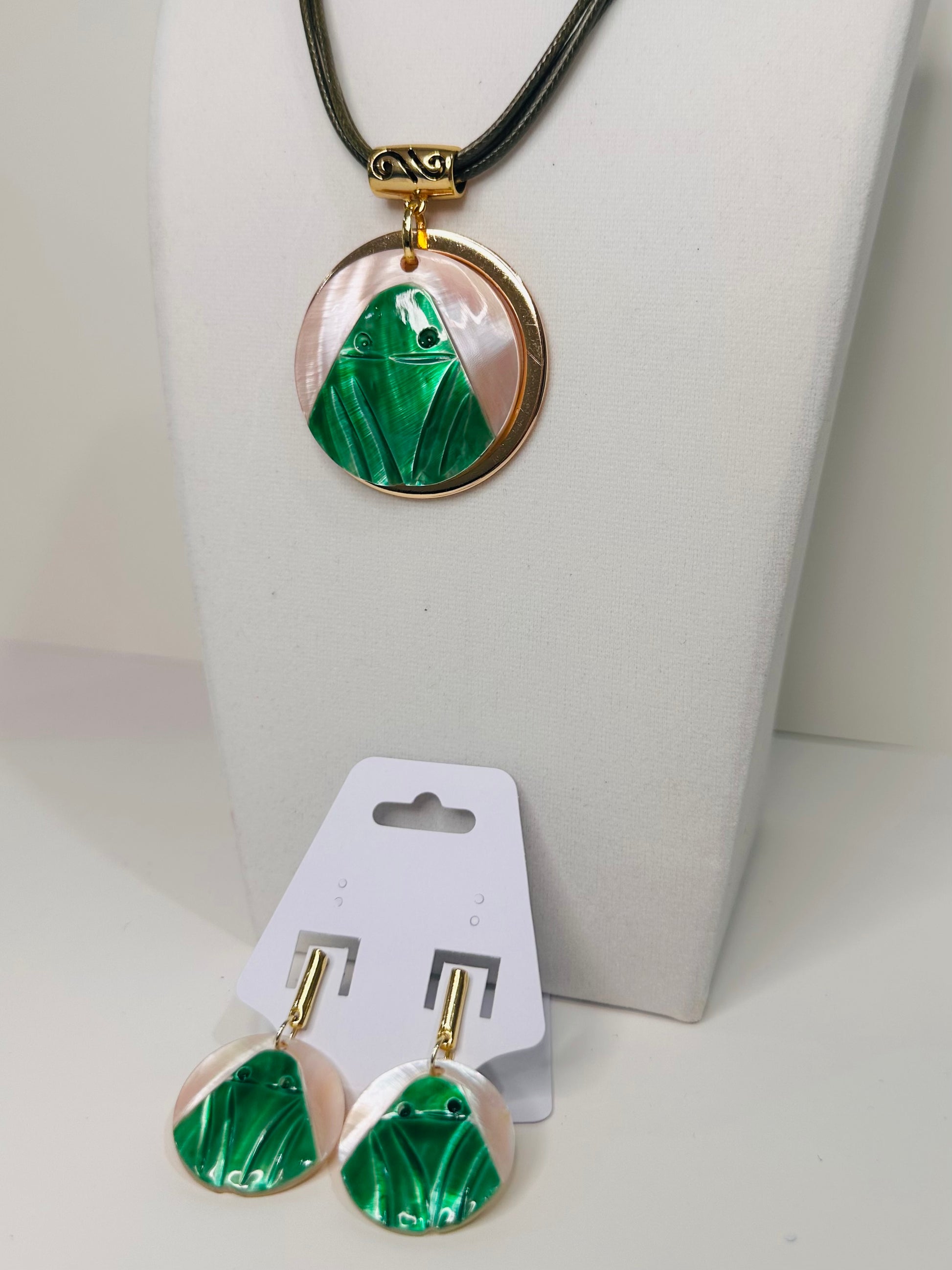 Elegant Jewelry set with pendant and earrings - Muiraquita on Mother of Pearl