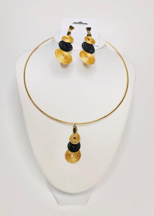 Golden grass choker and earrings with dark accents handmade by quilombola artisans