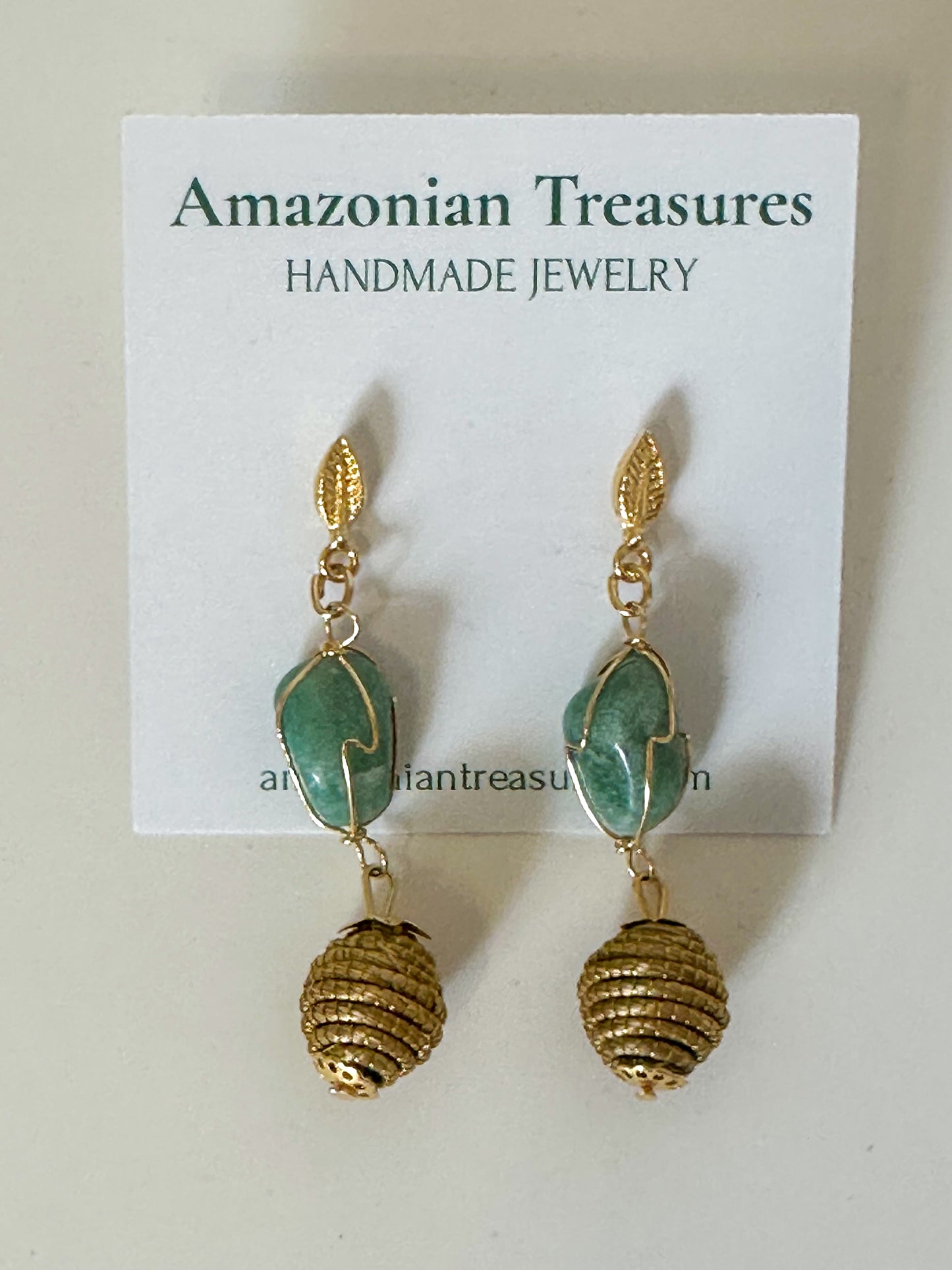 Golden grass earrings with green aventurine gemstone handcrafted from capim dourado