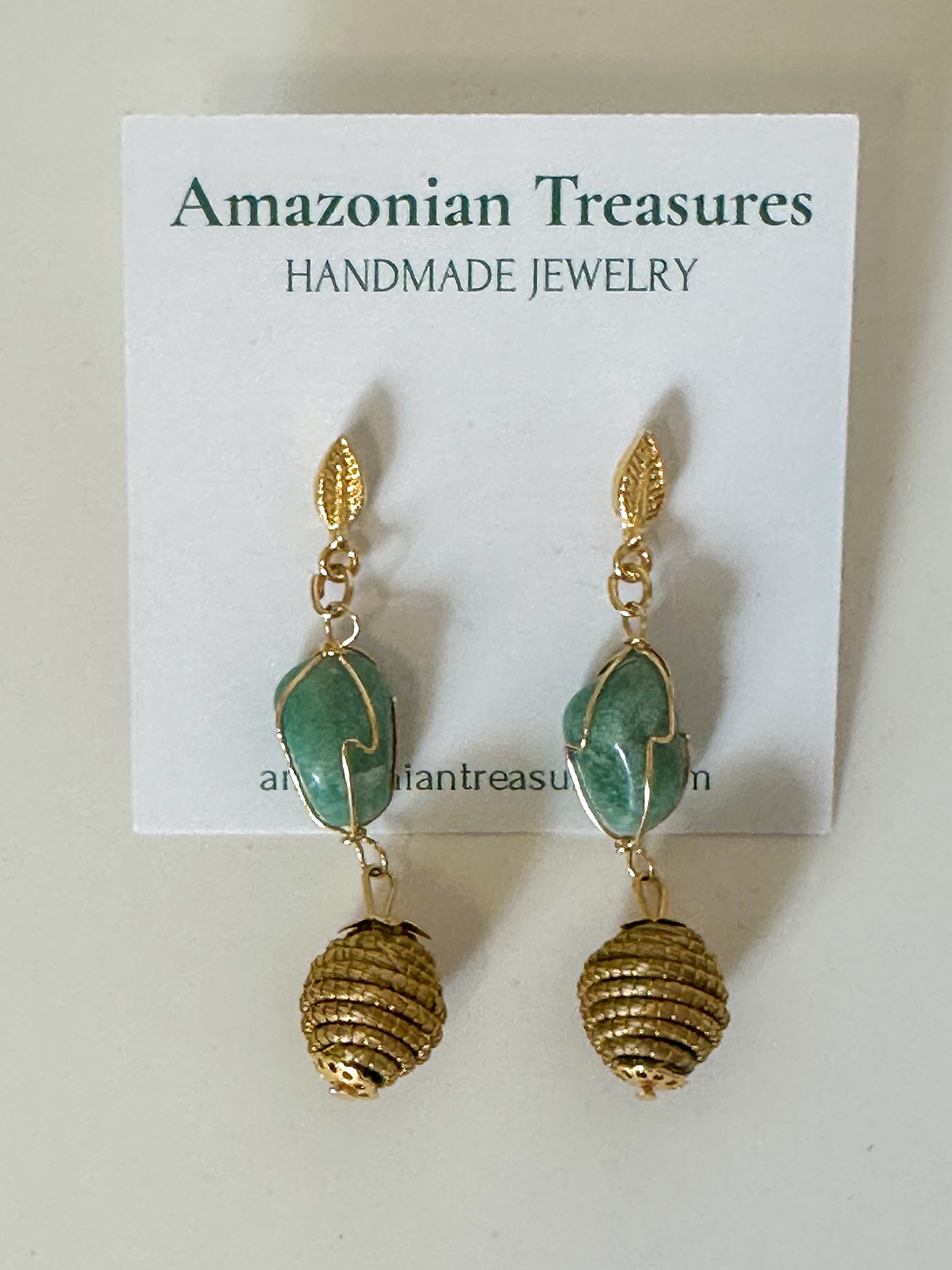 Golden grass earrings with green aventurine gemstone handcrafted from capim dourado