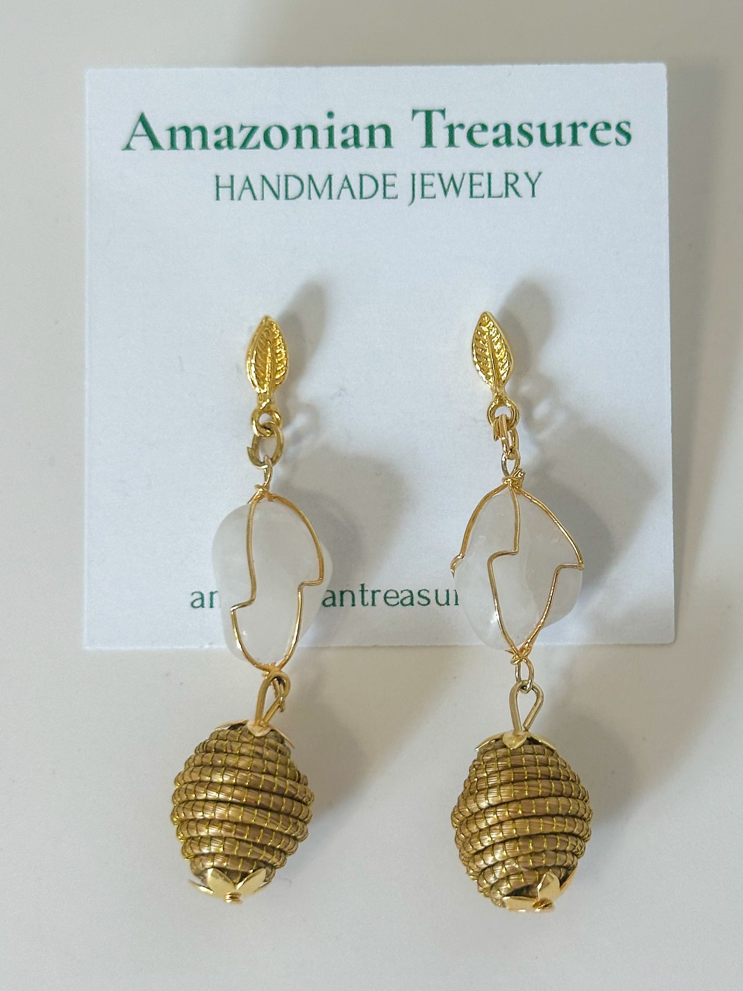 Golden grass earrings with white gemstone handcrafted from capim dourado