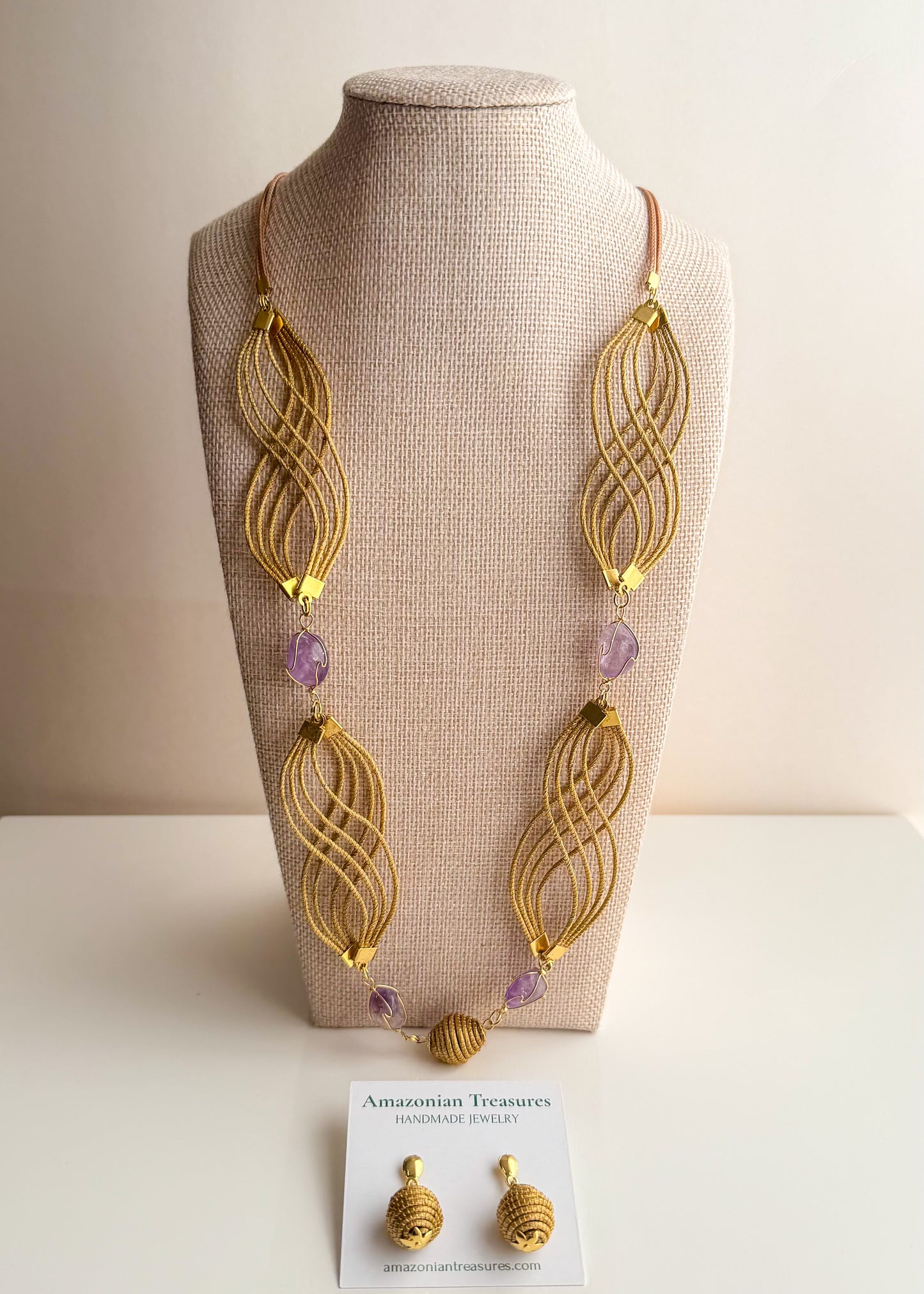 Golden grass flowing necklace with amethyst gemstone handcrafted by quilombola artisans.