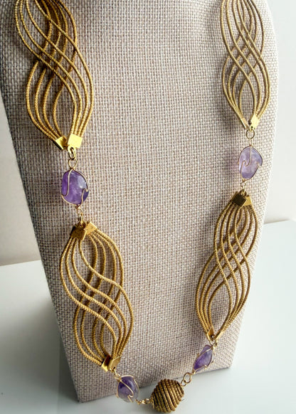 Golden grass flowing necklace with amethyst gemstone handcrafted by quilombola artisans. detail