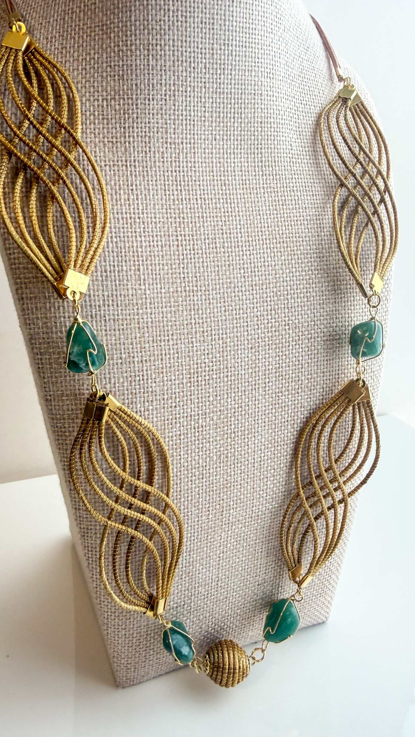 Golden grass flowing necklace with green aventurine gemstone handcrafted by quilombola artisans detail