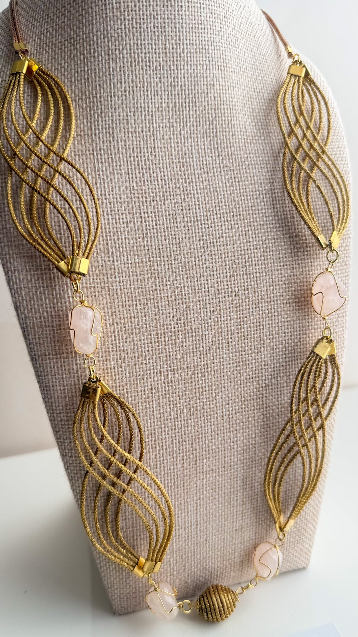 Golden grass flowing necklace with rose quartz gemstone handcrafted by quilombola artisans. detail