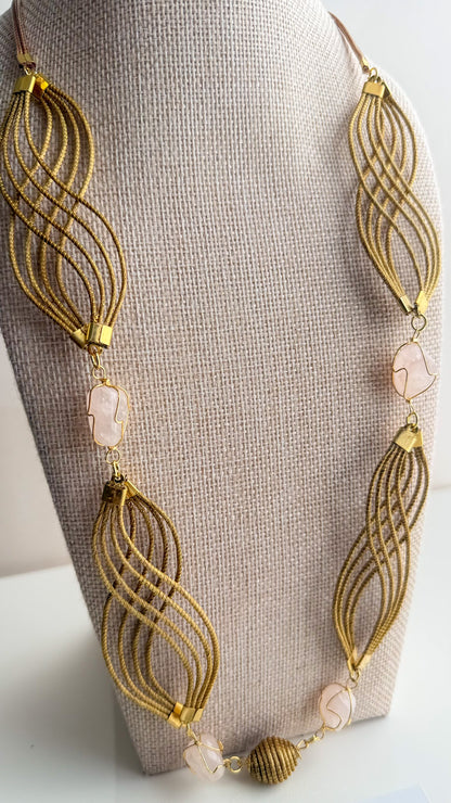 Golden grass flowing necklace with rose quartz gemstone handcrafted by quilombola artisans. detail