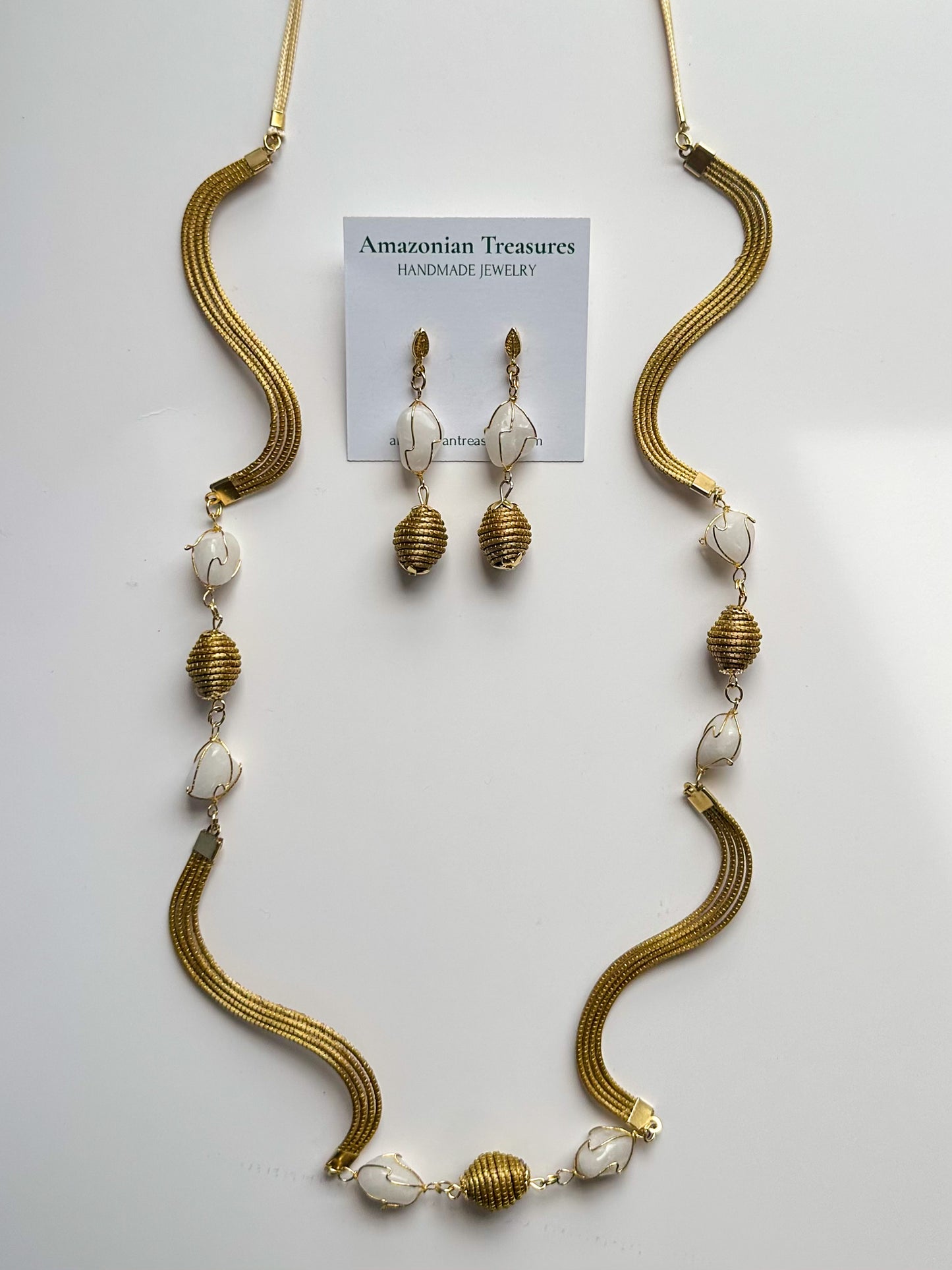 Golden grass necklace and earrings set with white gemstone handcrafted with capim dourado