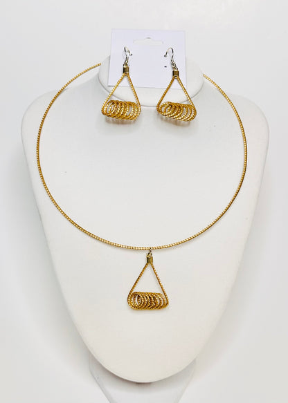 Golden grass round choker and earrings set handcrafted by quilombola artisans