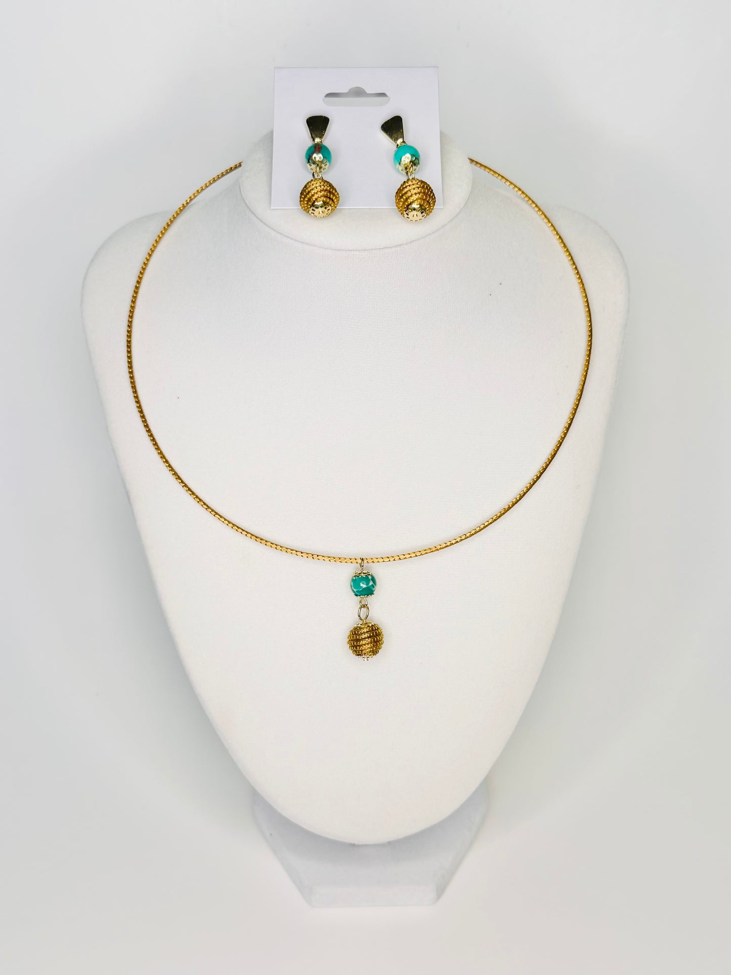 Golden grass round choker and earrings set handcrafted by quilombola artisans