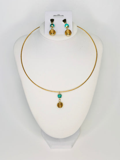 Golden grass round choker and earrings set handcrafted by quilombola artisans