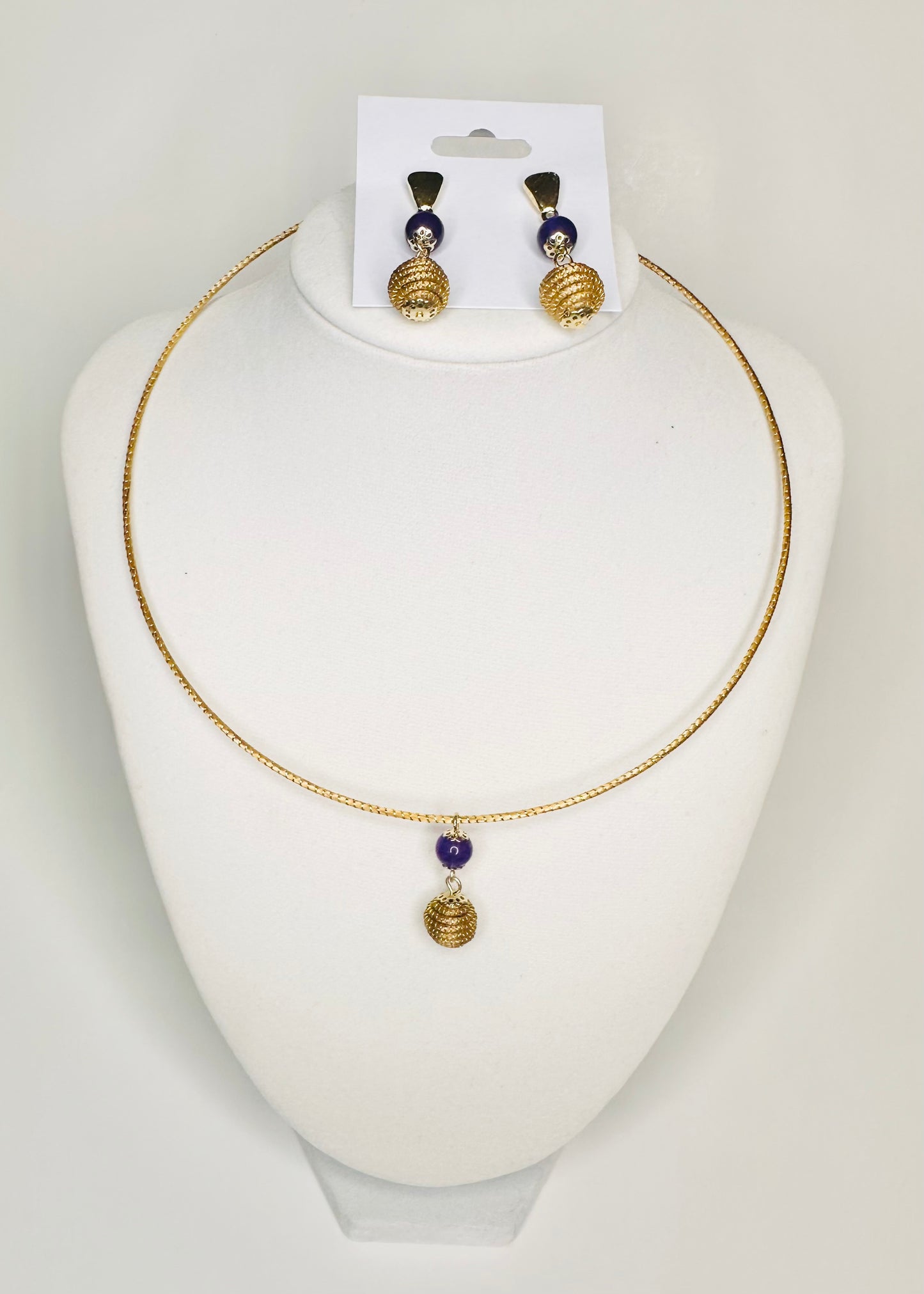 Golden grass round choker and earrings set handcrafted by quilombola artisans purple