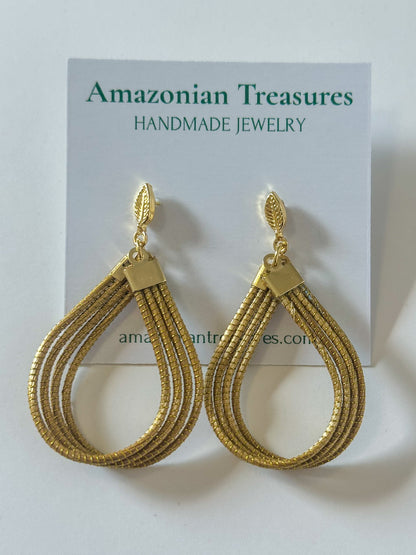 Golden grass woven earrings handcrafted with capim dourado fibers.