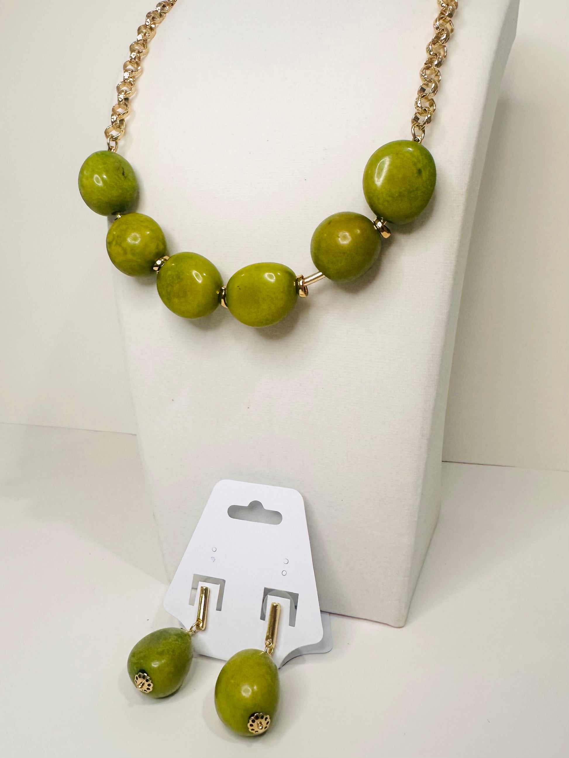 Green beaded necklace and earrings in gold chain
