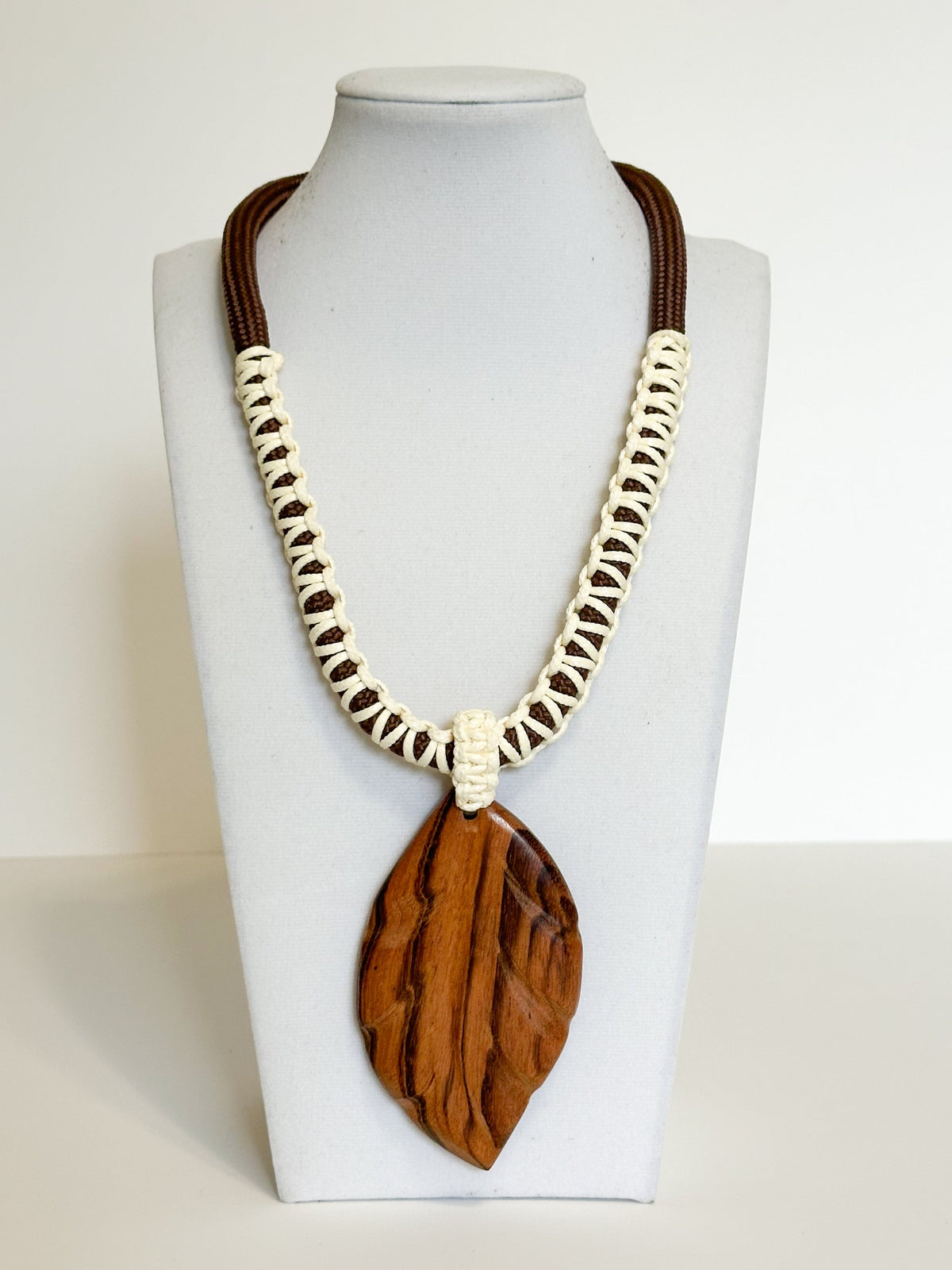 Handmade macramé necklace with carved muiracatiara wood leaf pendant. Brown Rope