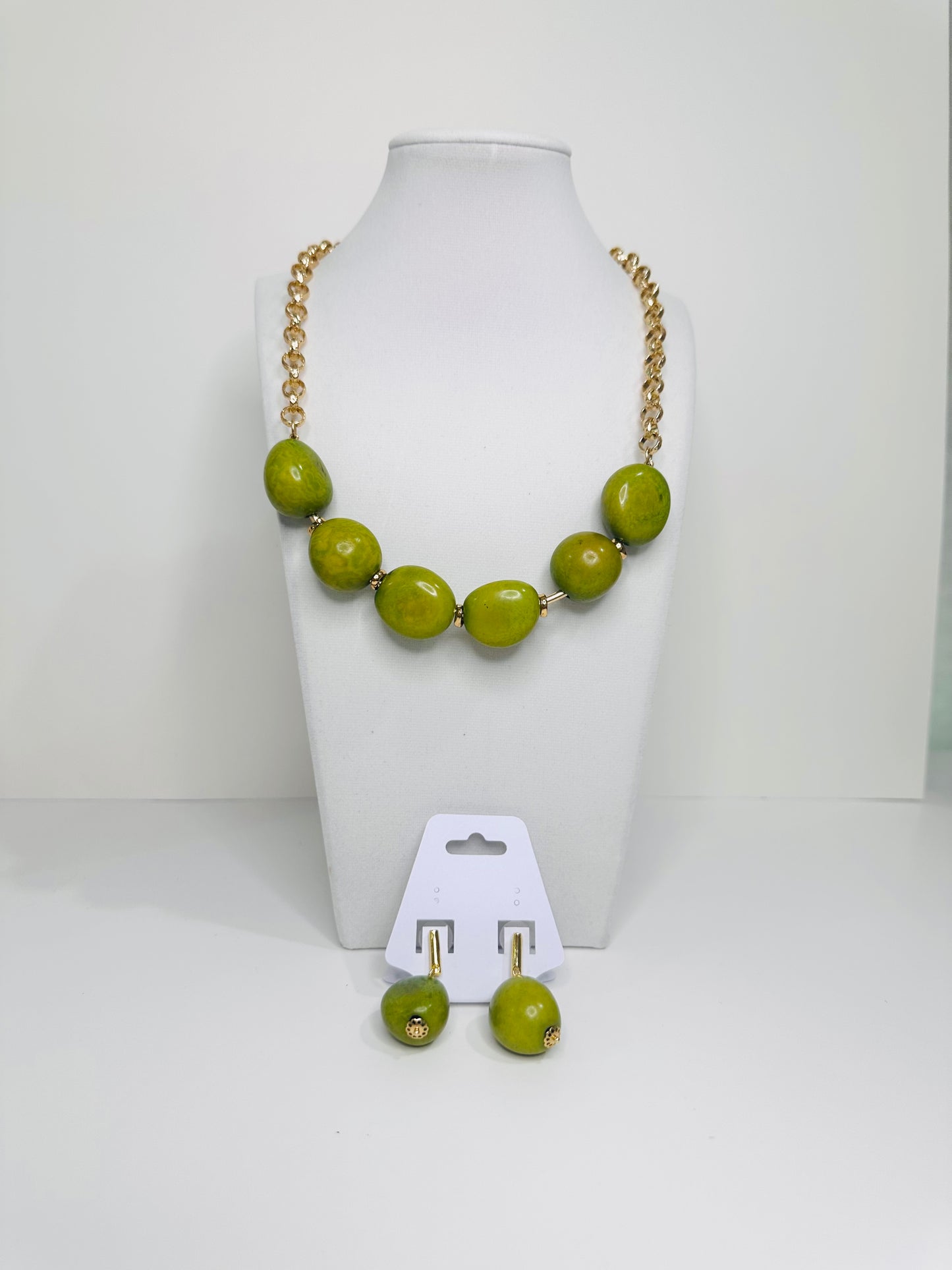 Green beaded necklace and earrings 
