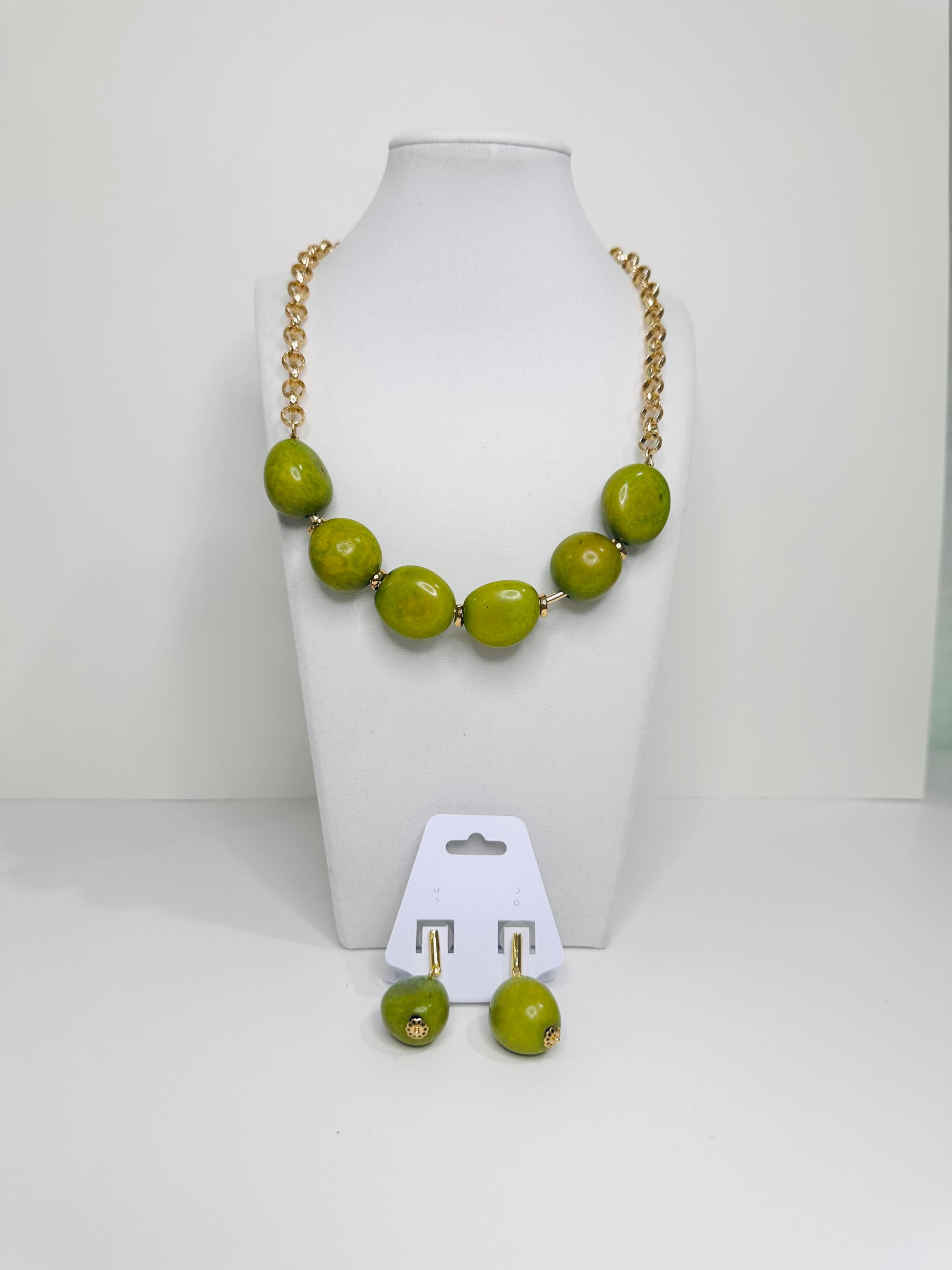 Green beaded necklace and earrings 
