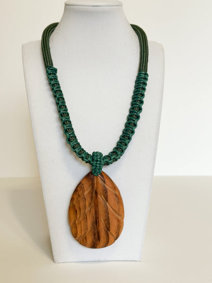 Macramé necklace with muiracatiara wood leaf pendant and green cord.