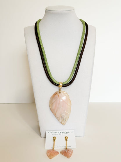 Mother of pearl leaf necklace and earrings set handcrafted by Brazilian artisans. Light pink