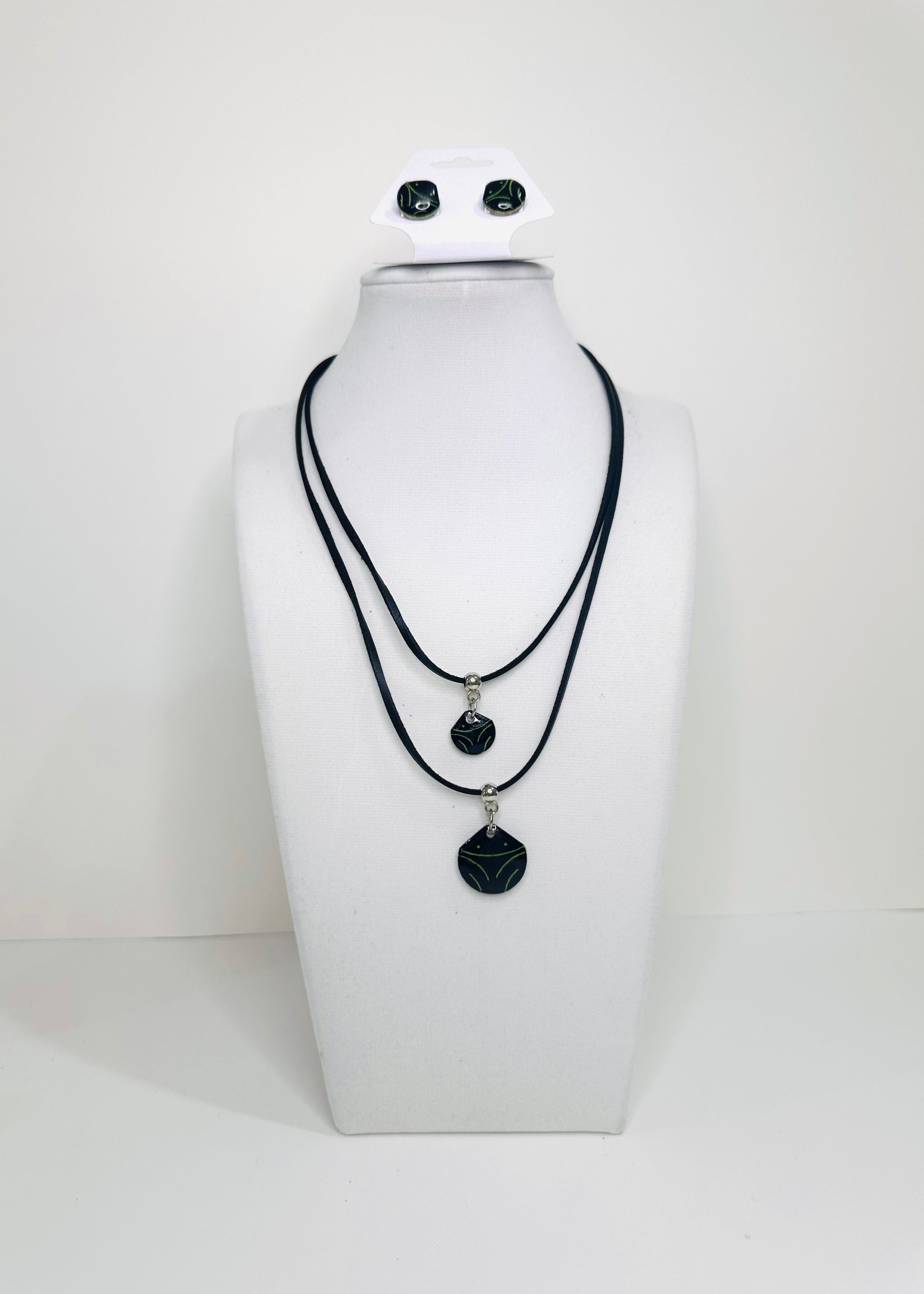 Muiraquitã Necklace and earrings 