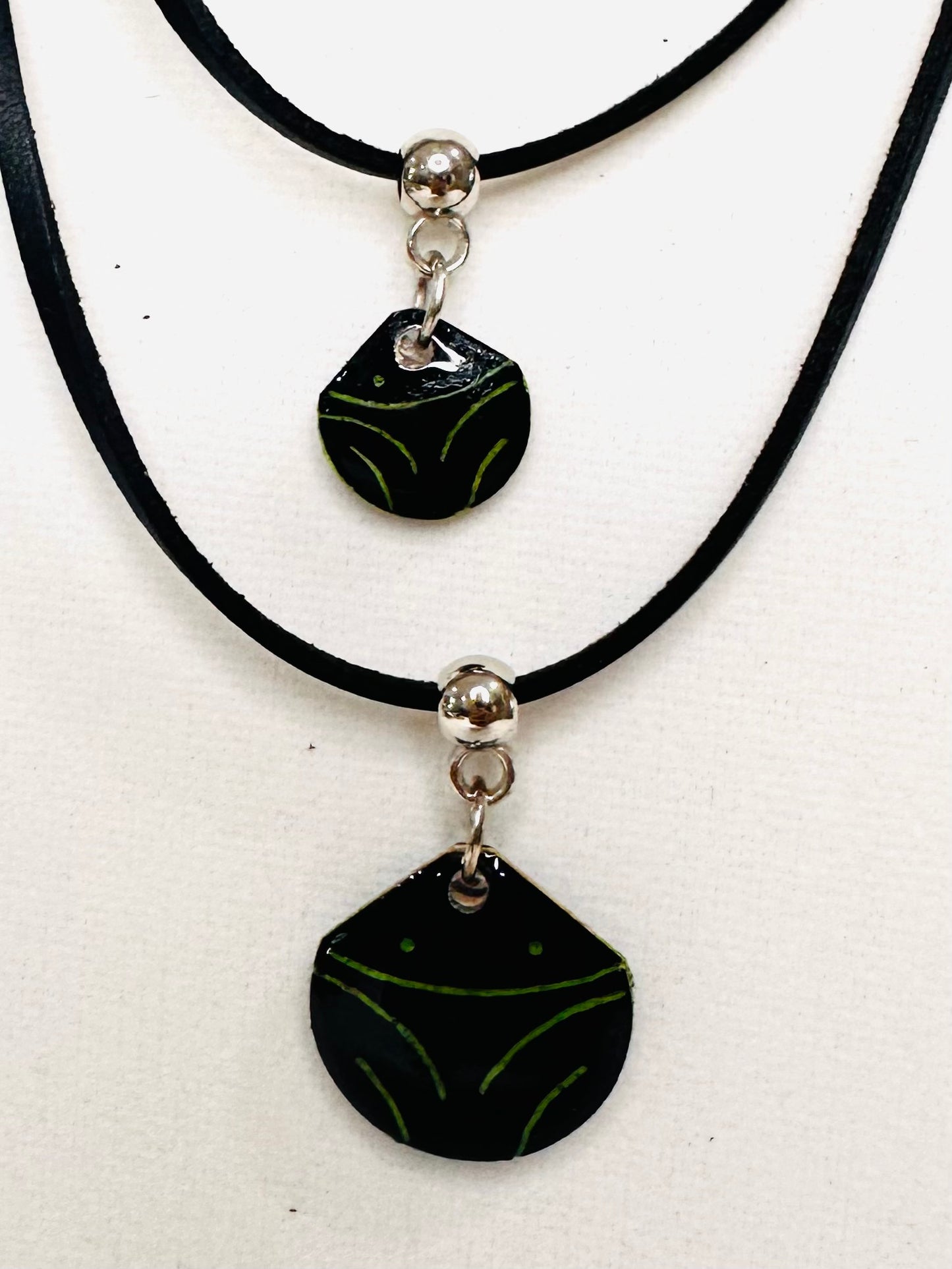 Muiraquitã two round Necklace detail