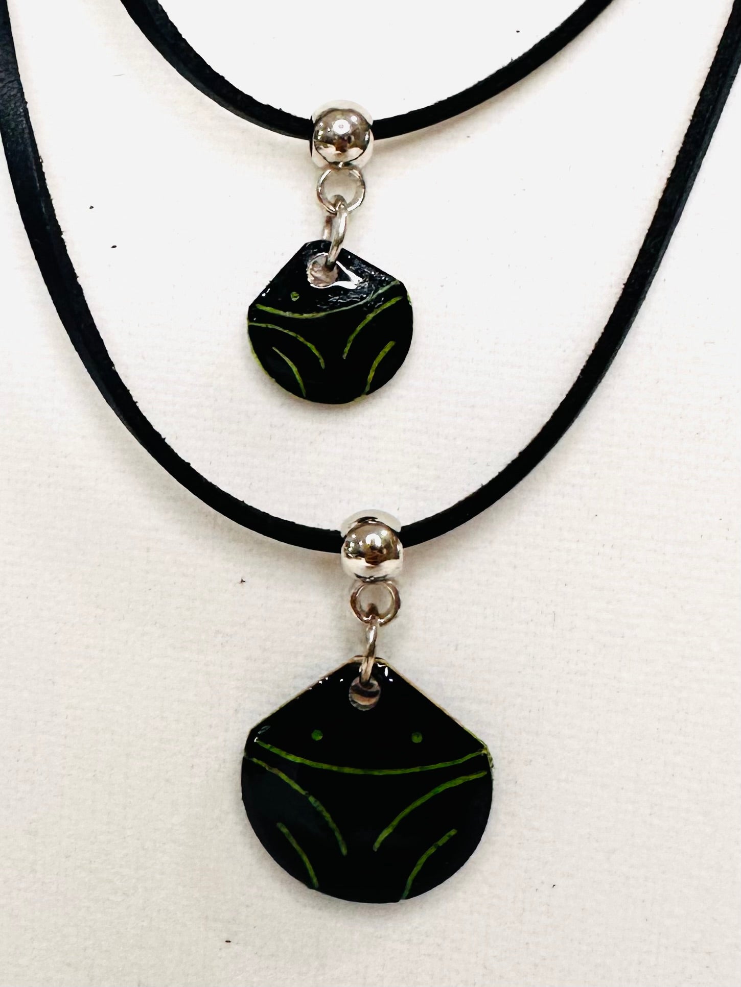 Muiraquitã two round Necklace detail